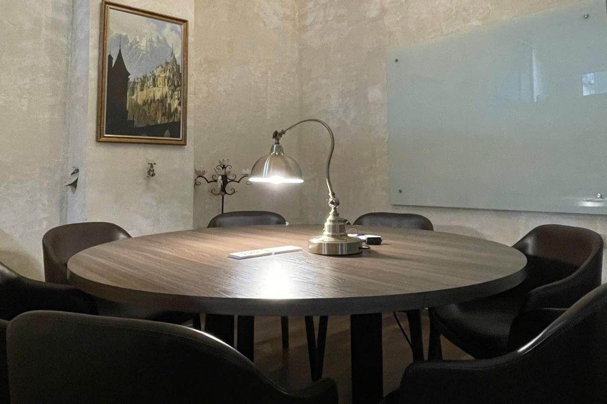 Meeting Room 2 bàn tròn tại Nerd Society cơ sở Hồ Tùng Mậu
